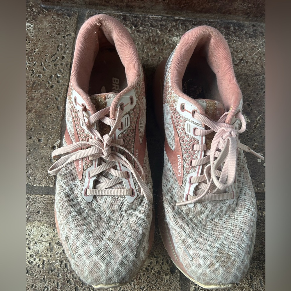 Women’s brooks ghost pink cheetah print tennis shoes - great condition size 10